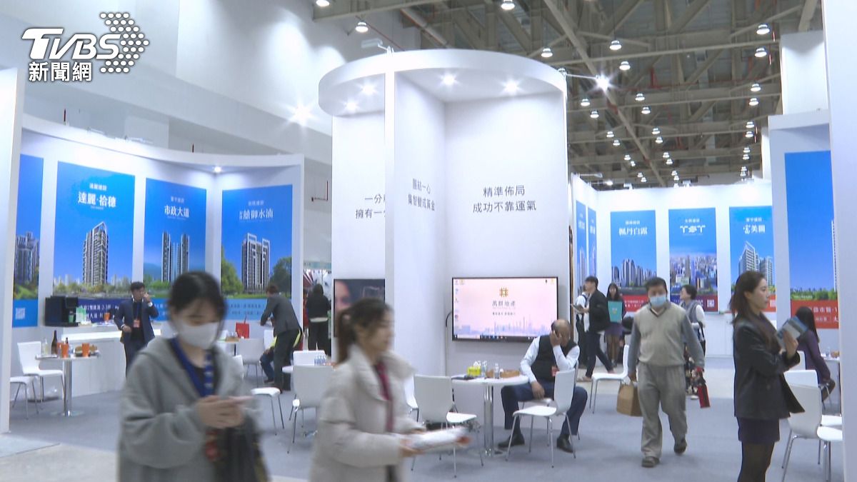 投資客退場 建商進展覽館設攤拚曝光。(圖/TVBS)