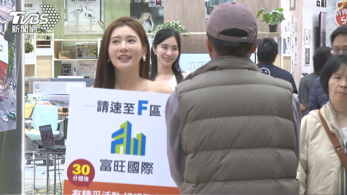 建商也從幕後走到台前,祭出點讚抽機票、訂房送10萬元百貨禮券等優惠吸引過路客。(圖/TVBS)