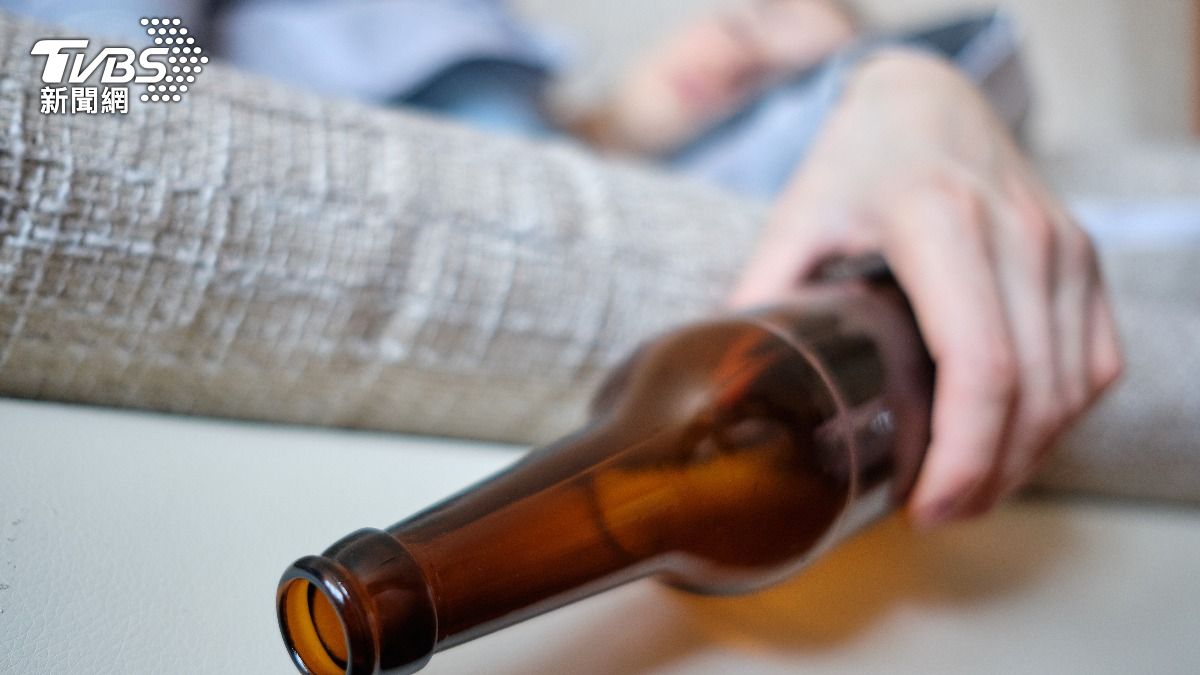 宿醉有解!尾牙季應酬滿場 營養師曝「酒後SOP」輕鬆找回狀態