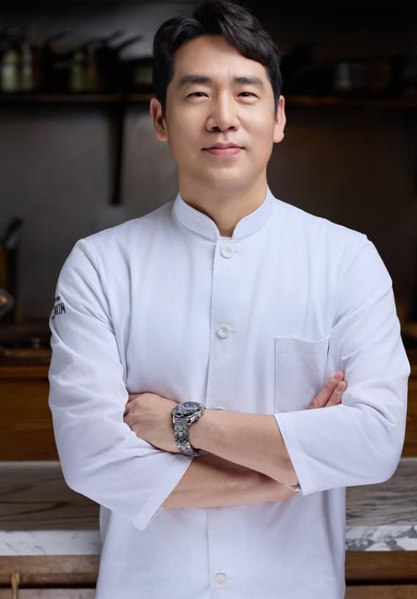 Sam Kim早因《拜託了冰箱》溫柔專業的形象家喻戶曉。(圖/翻攝自IG@chefsamkim)