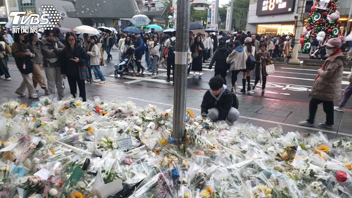 1219北捷隨機殺人案後，很多民眾在中山站外放花束哀悼。　（圖／王心喬攝） 
