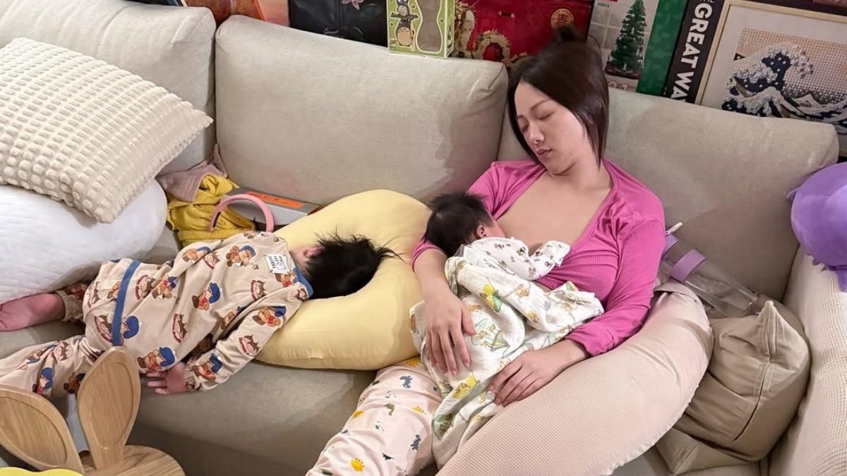 玉兔二寶媽生活累到哺乳睡著。（圖／翻攝自Instagram）