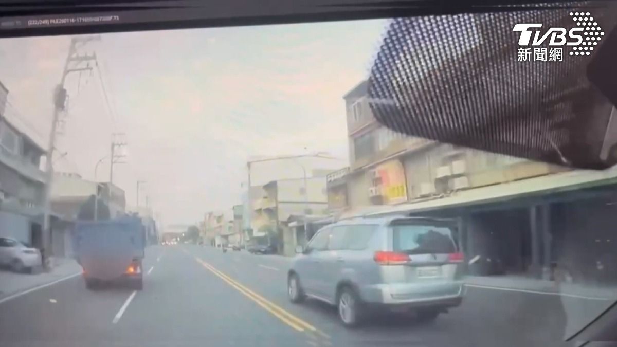 砂石車紅燈壓線「偷跑」!遇警盤查狂飆20公里原因曝光