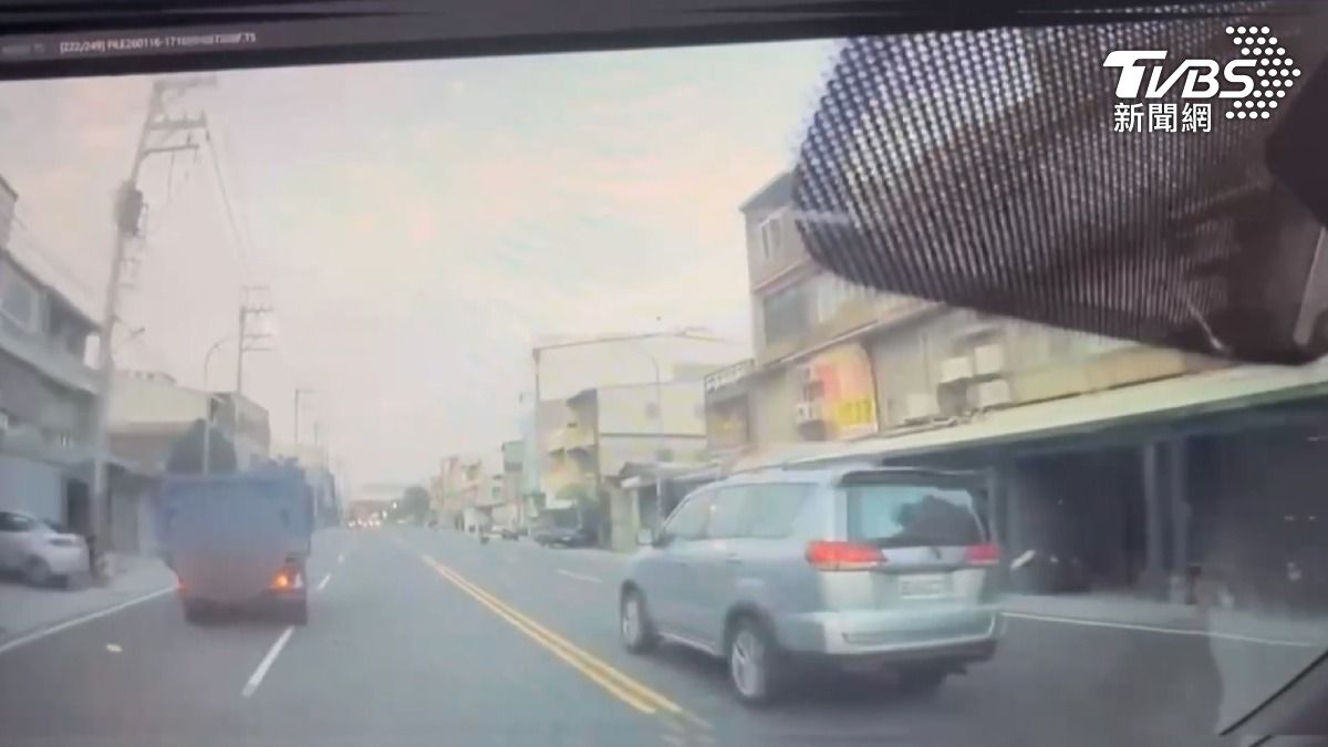 高雄一輛砂石車闖紅燈被攔查,竟心虛在路上狂奔20公里,路上險象環生。(圖/TVBS)