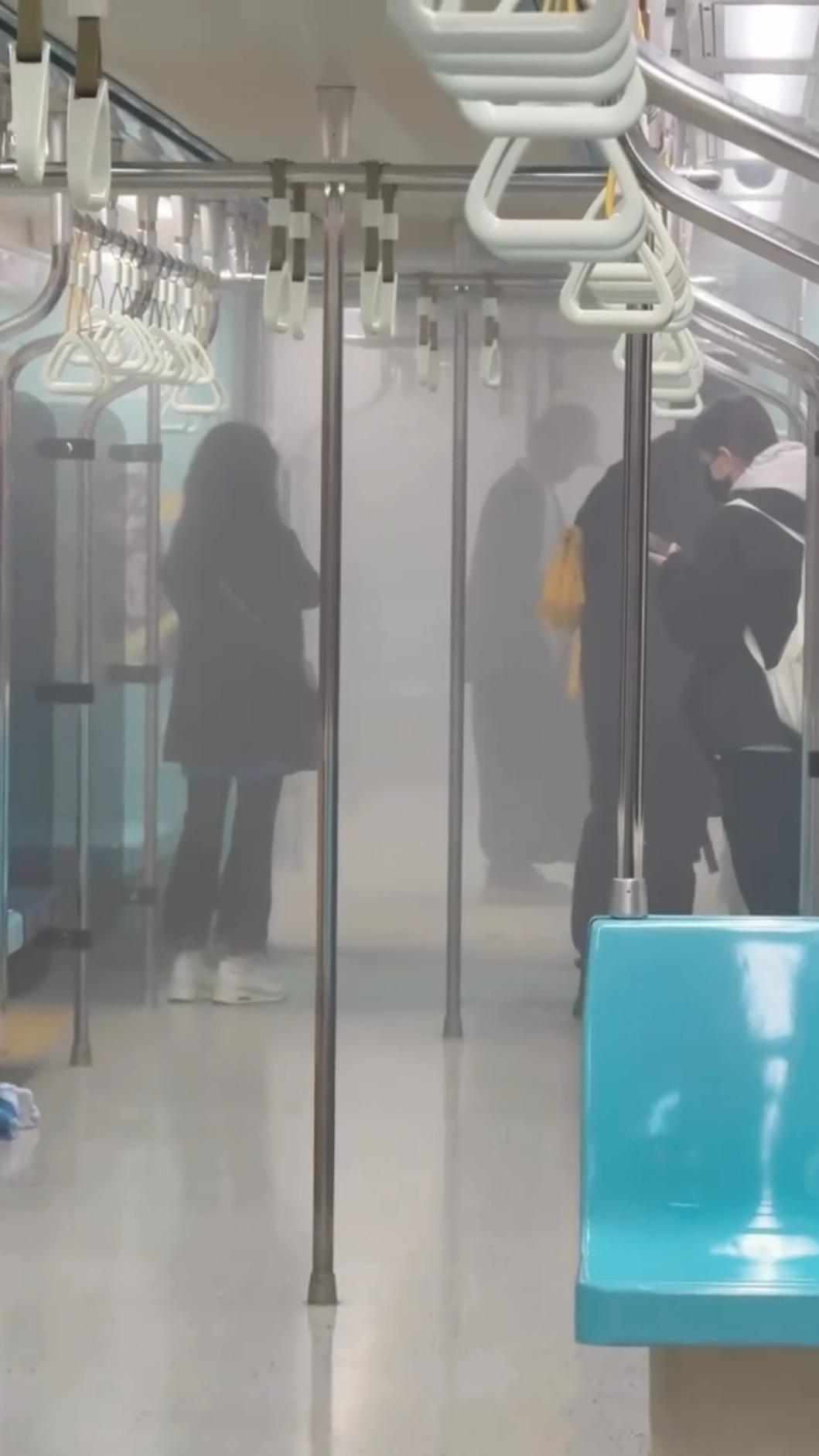目擊者描述，現場混亂不堪，有人大喊「著火了」，民眾在推擠中甚至連鞋子、包包都掉落在地。（圖／jennie._space.h提供）