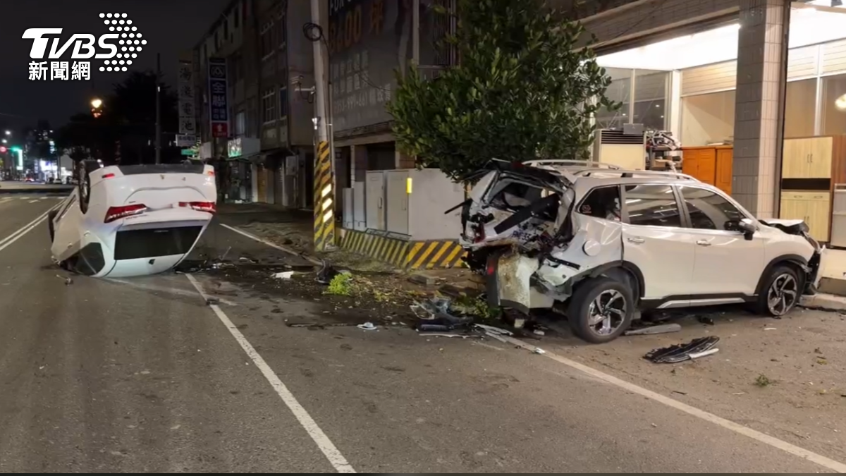 高雄男開車「低頭看導航」下秒自撞翻車 路人衝上前救援