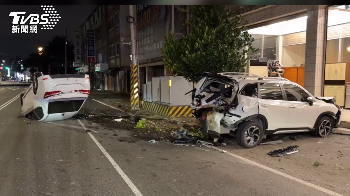 一名34歲潘姓男子駕駛自小客車,疑因行駛中操作導航系統分心,導致車輛右偏自撞路邊花圃及停放車輛後翻覆。(圖/TVBS)