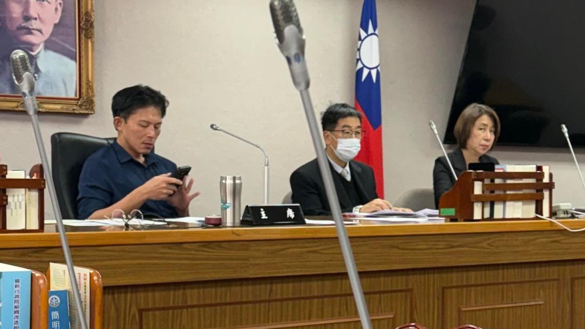 陳培瑜控黃國昌協商滑手機 遭抓包也在滑:別人在發言妳在幹嘛