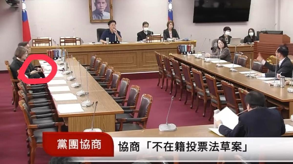 網友質疑陳培瑜自己也在滑手機。（圖／翻攝自Threads）