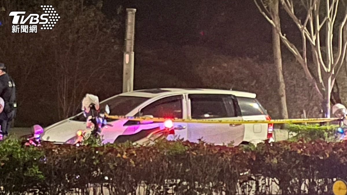 男子陳屍在車內，警方拉起封鎖線調查。（圖／曾健銘攝）