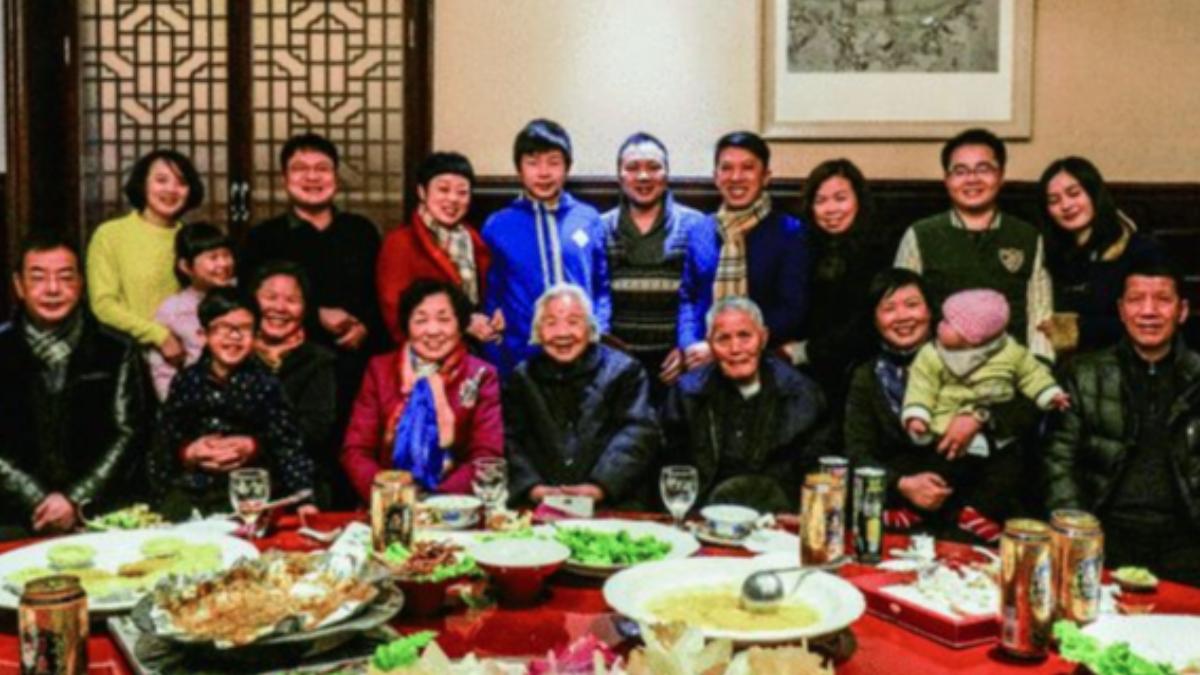 姜奶奶全家人的合照。　（圖／翻攝自揚子晚報）
