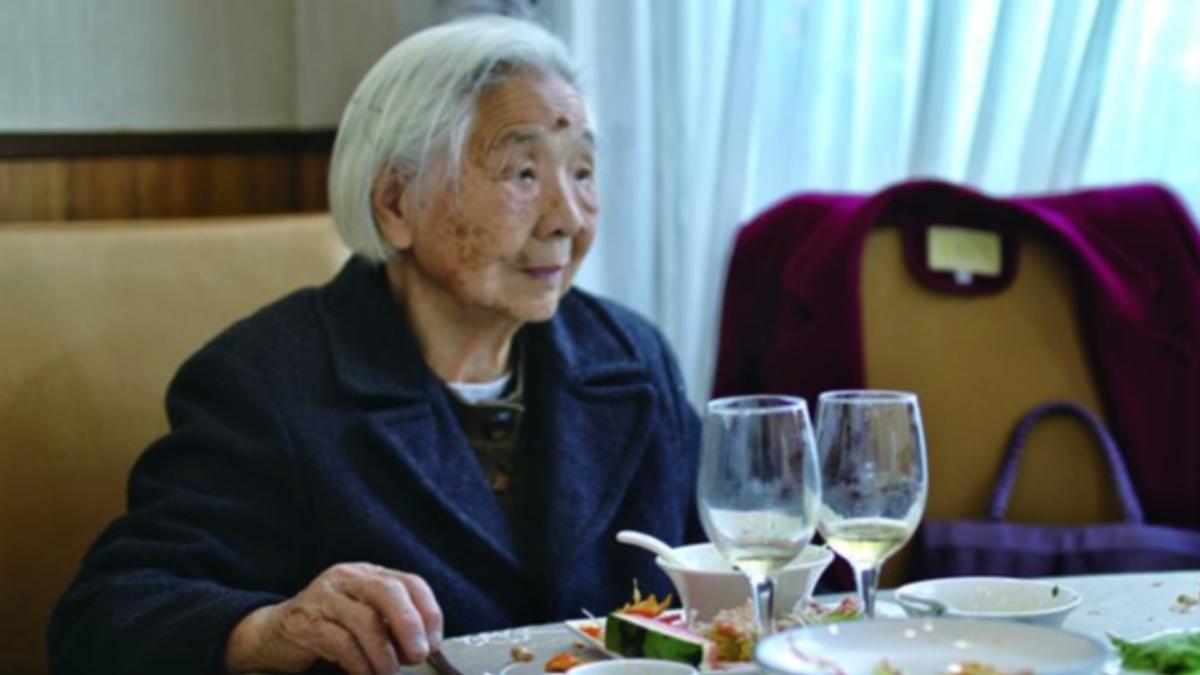 陸101歲嬤「晚睡晚起」追劇到凌晨、愛吃零食　家人曝長壽秘訣