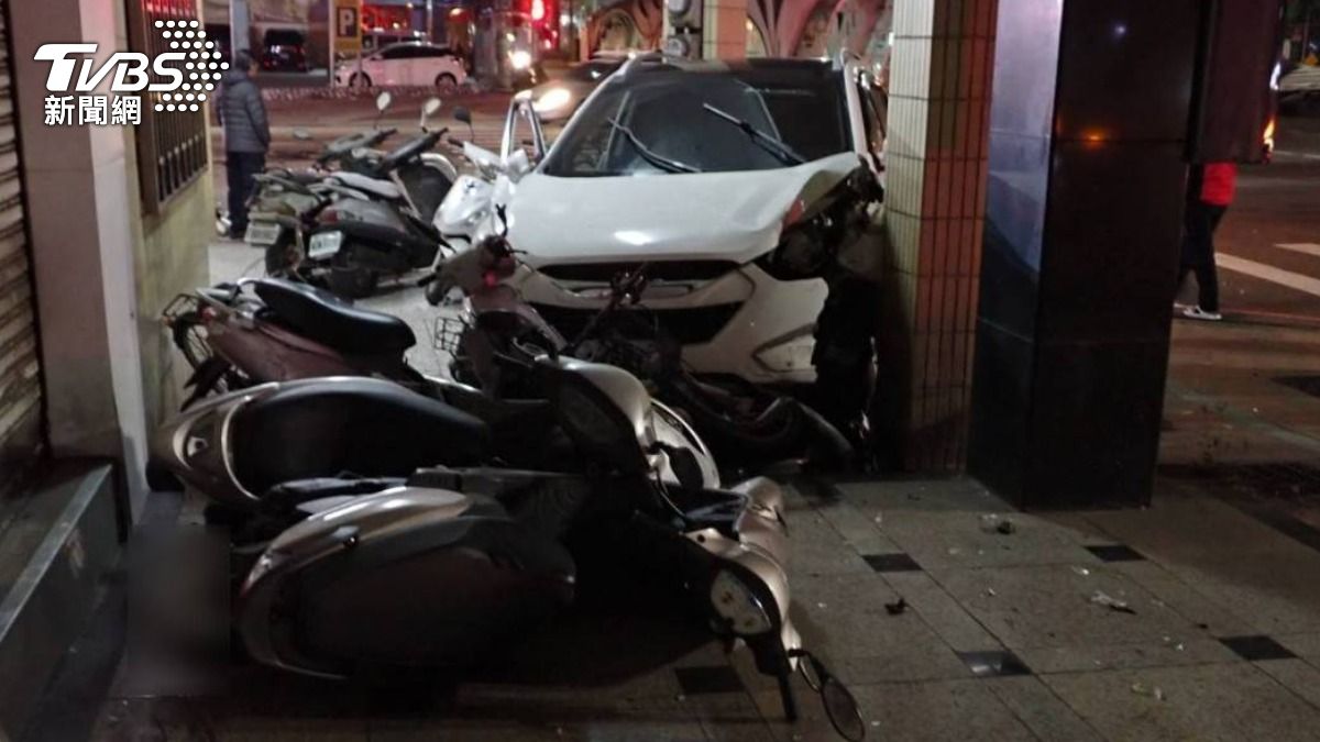 台中大道疑左轉車未禮讓 2車碰撞卡進騎樓5人掛彩
