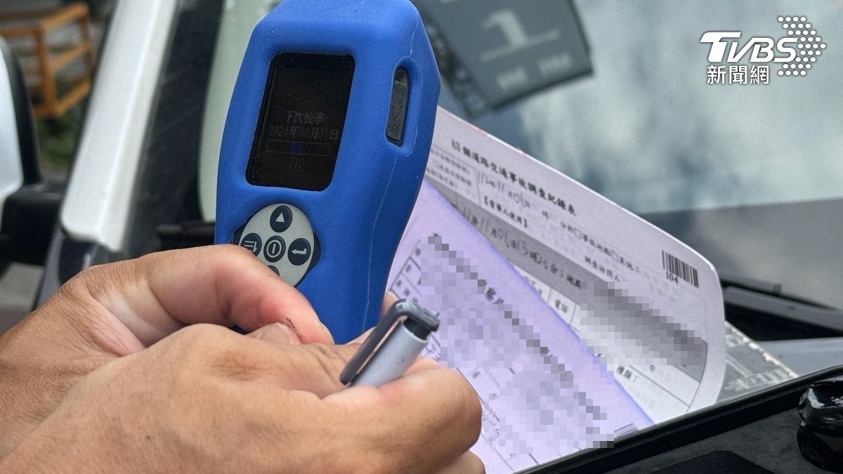 賴男因駕駛註銷車牌的無牌車上路遭警攔查,又因他滿臉通紅還帶有酒氣,當場被實施酒測。(示意圖/TVBS)