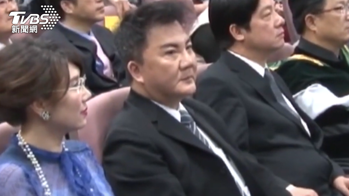 南榮科大前校長黃甫九天(中)放棄200萬保證金，目前遭通緝中。（資料照／TVBS）