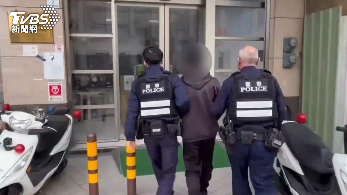 男子被警方依違反《社維法》開罰。(圖/TVBS)