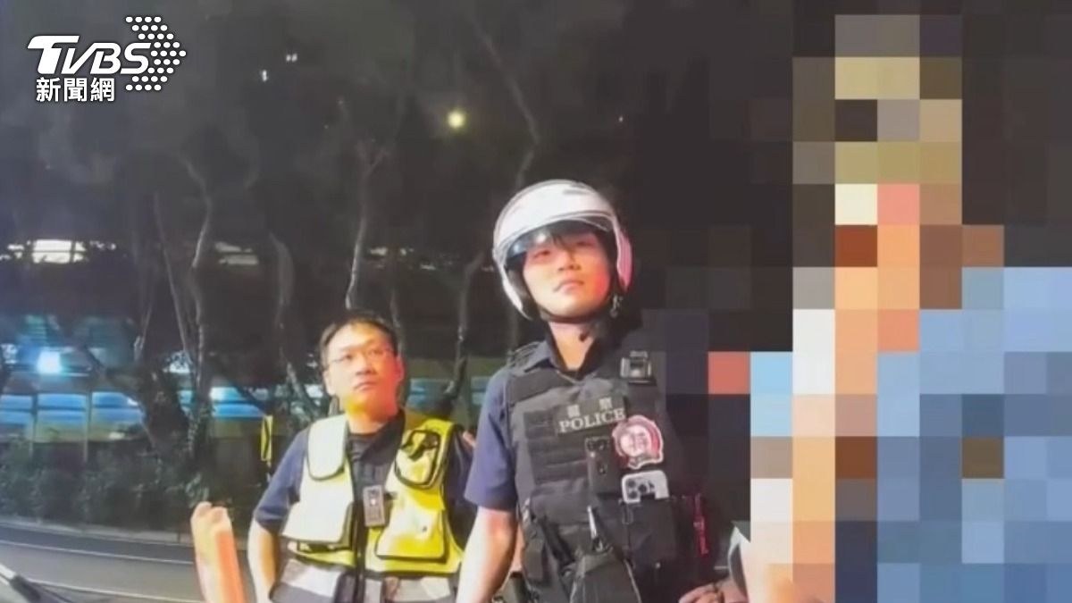 員警現場進行酒測。(圖/TVBS)