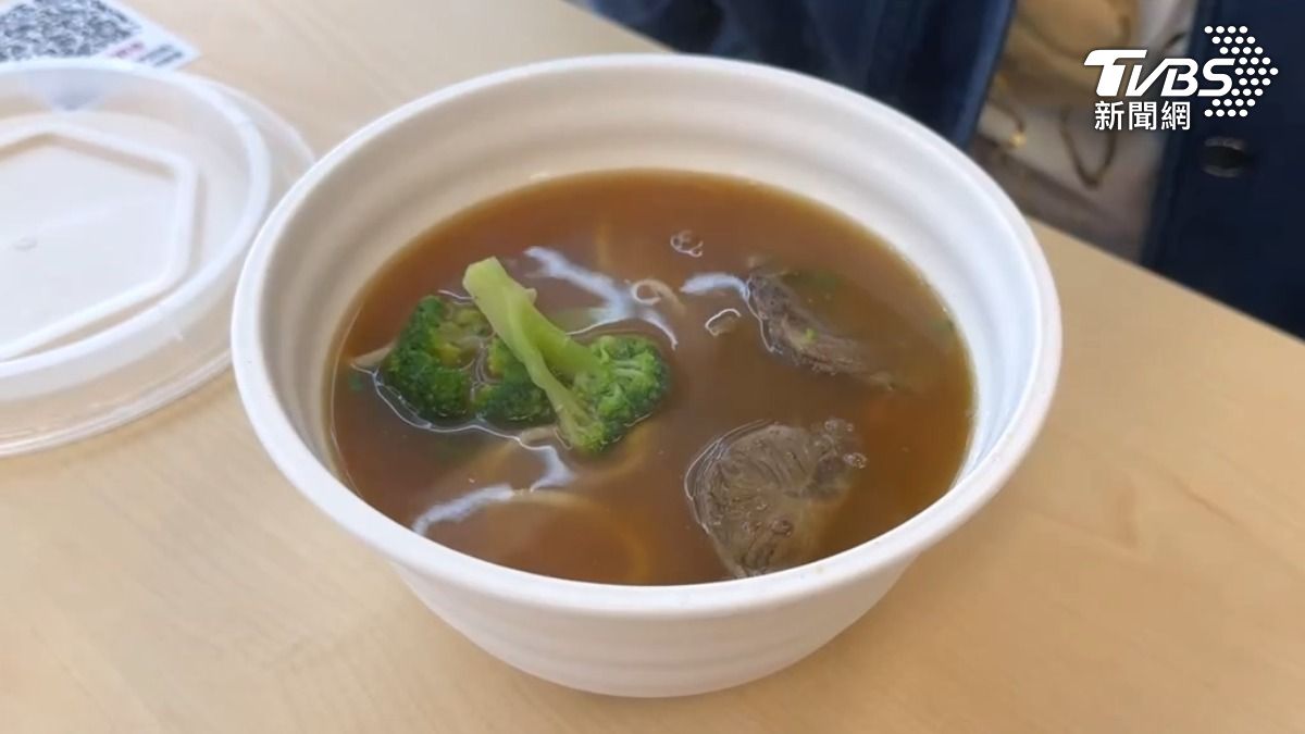 現在AI也要來搶廚師的工作了嗎,這一碗拉麵,有蔬菜、有肉片還有湯頭,居然全是靠機器煮出來(圖/TVBS)