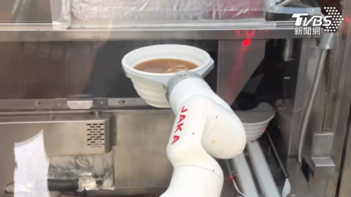 高雄這家標榜AI的拉麵店,強調24小時營業,採無人經營模式(圖/TVBS)