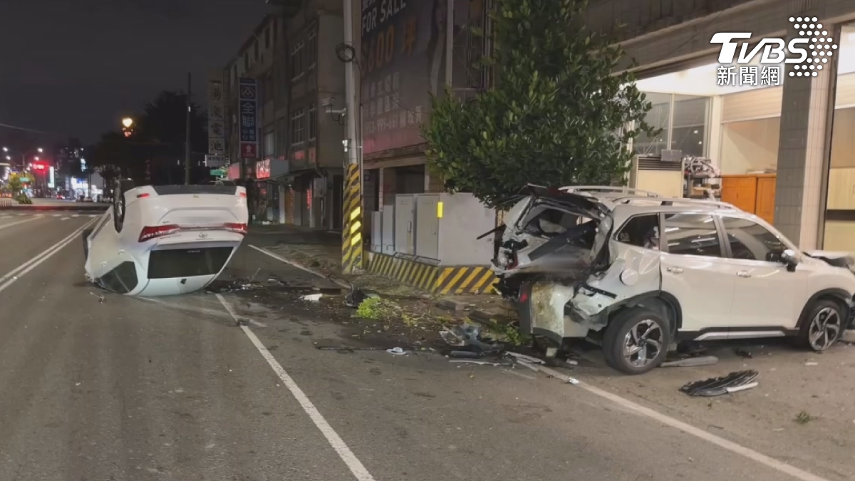 高雄大寮發生一起自撞車禍,駕駛因為分心看車內導航,不小心右偏,先撞到花圃後再波及一輛轎車,最後車輛翻覆倒在路上(圖/TVBS)