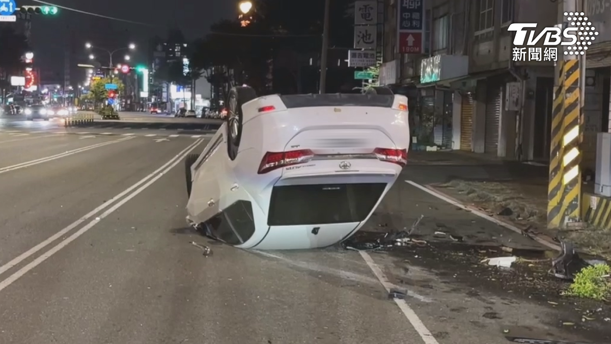 駕駛因為分心看車內導航,自撞路邊花圃,再撞到後方的小客車,最後騰空在空中翻轉一圈後著地,整部車四腳朝天(圖/TVBS)