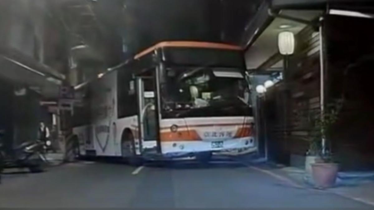 公車誤闖窄巷,轉彎角度沒抓好,打橫擋住雙向道路。(圖/民眾提供)