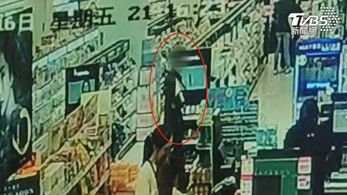 有民眾說自己跟朋友逛街,結果遇到一名男子沿路跟蹤,甚至跟到賣場去,店員發現後也趕緊上前攔阻(圖/TVBS)