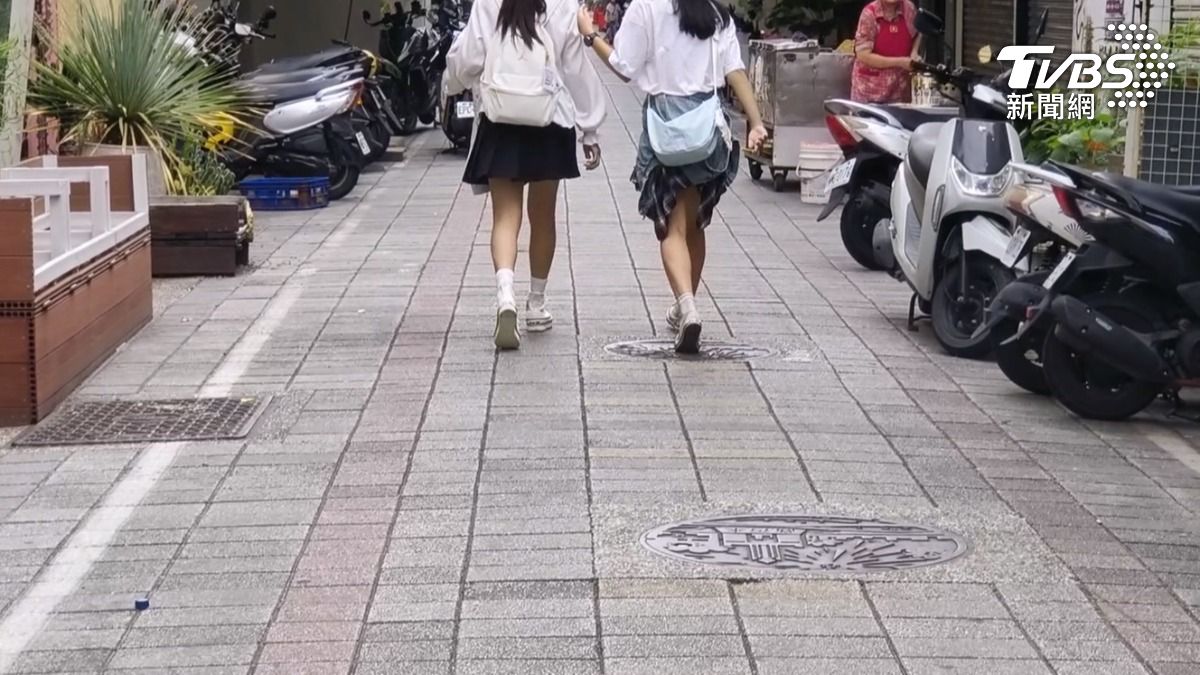 男子出沒地點就在高雄新堀江商圈,就有賣場前員工提醒,有固定好幾個偷拍狂會出沒,商圈出沒的怪人不只他一人(圖/TVBS)