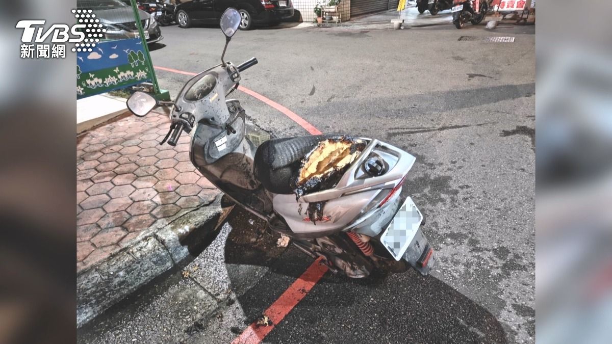 台中市北區一輛停放路邊的機車突然竄出白煙。(圖／TVBS)