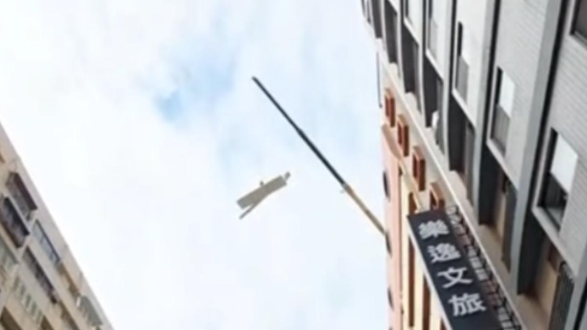 鋼板懸空吊掛,周邊卻未見任何防護措施。(圖/翻攝自社會事新聞影音)