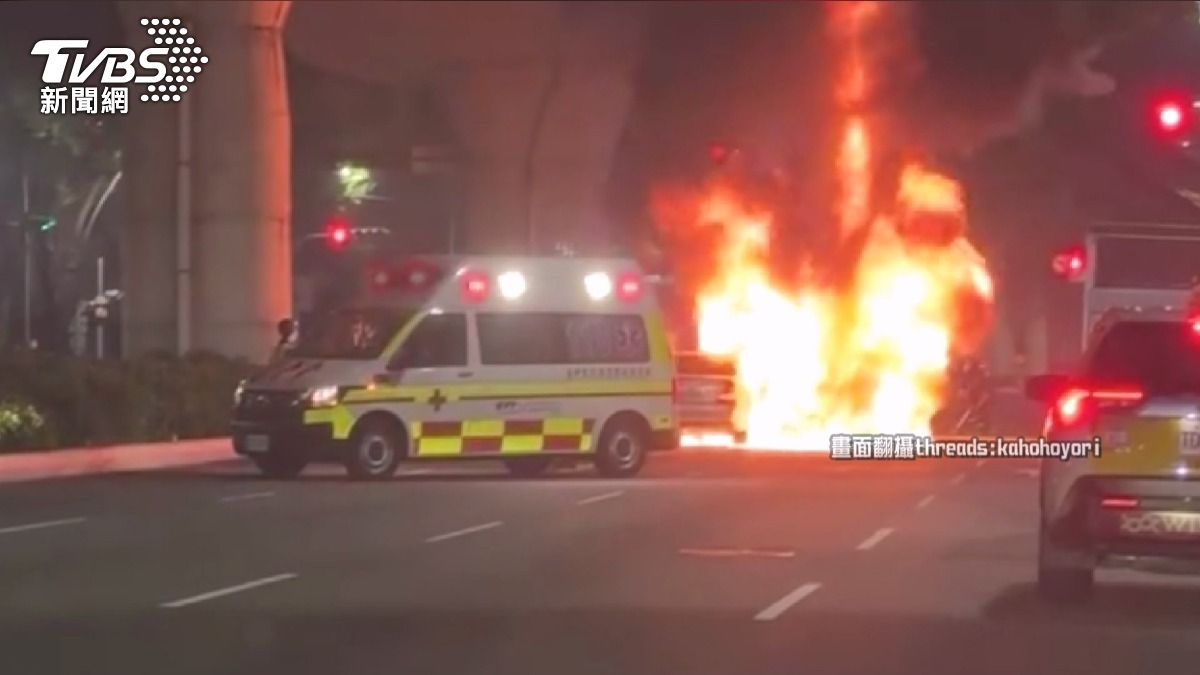 台中北屯區火燒車事件，疑似車輛底盤有火星情形，導致不明原因自燃。(圖／翻攝自Treads)