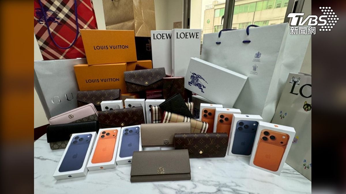 擺放的獎品更是令人驚豔。LV、Burberry、LOEWE等13款精品長夾一字排開，還有10台最新款iPhone 17，加上現金獎項，總共發出150萬元獎品（圖／TVBS）