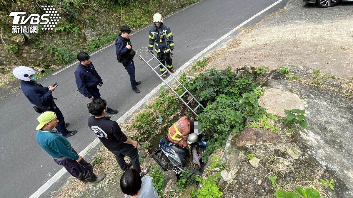 阿北出事了！五股80歲翁騎車恍神摔進水溝　連人帶車卡洞獲救