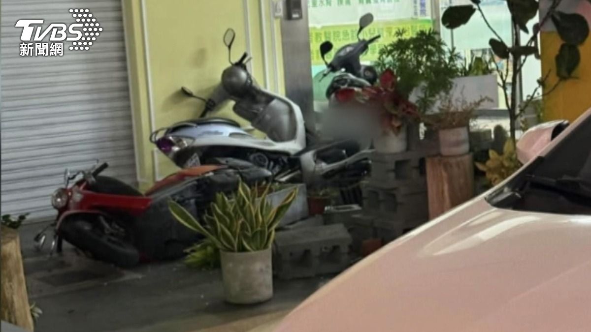 機車衝進騎樓連環撞,民眾一度誤認砸店。(圖/TVBS)