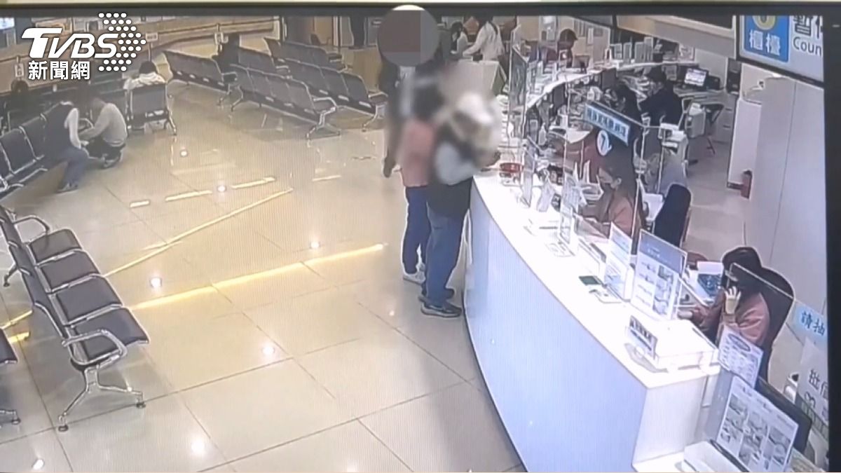 男口袋破洞?2萬現金一路撒 結局暖心。(圖/TVBS)