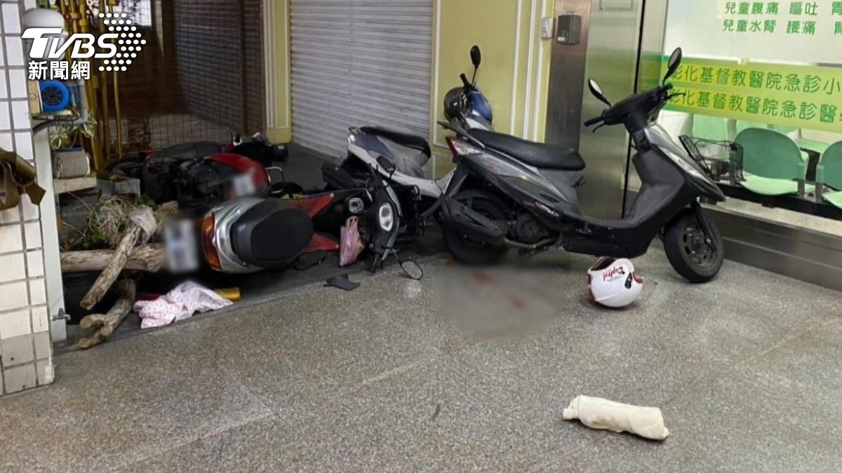 婦人閃車失控「機車衝進騎樓」連撞3車,牙齒斷裂送醫。(圖/TVBS)