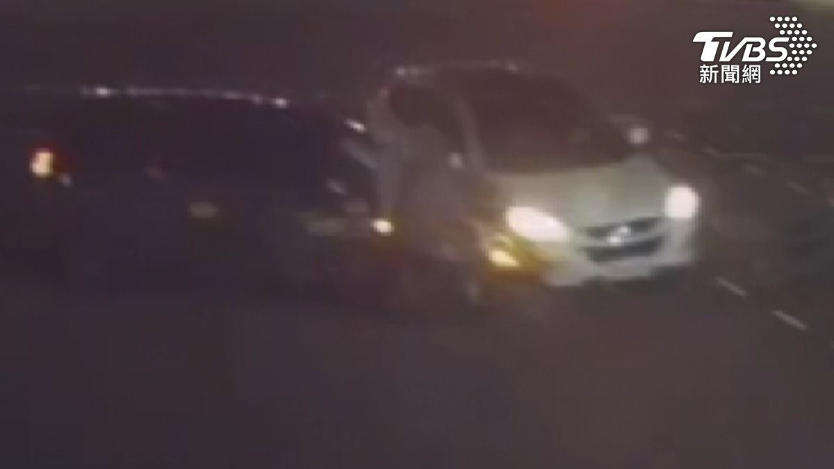 左轉搶快釀禍!2車衝騎樓6人傷。(圖/TVBS)