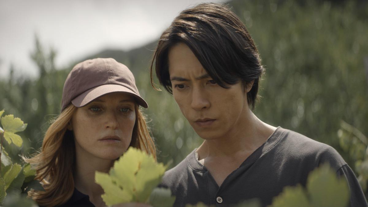 山下智久與法國「妹妹」芙洛兒潔芙莉爾再度合作《神之雫》(Drops of God)第二季。(圖/APPLE TV提供)