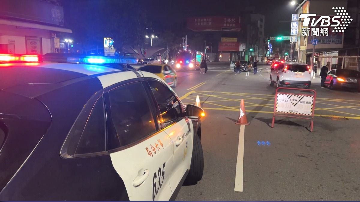 左轉搶快釀禍!2車衝騎樓6人傷。(圖/TVBS)