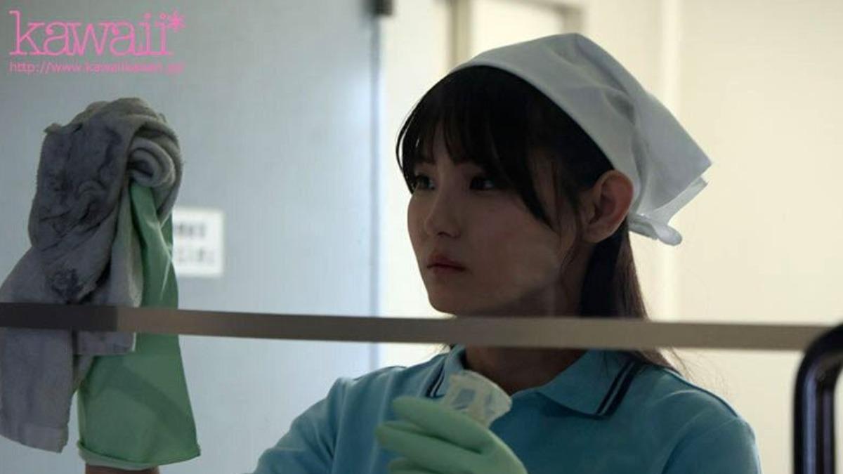 20歲正妹清潔工小泉楓本色演出轉戰暗黑界!(圖/翻攝自X)