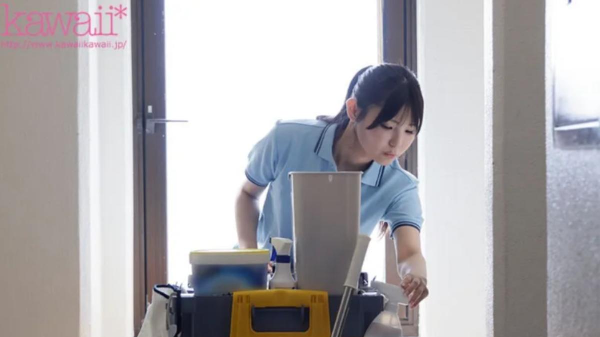 20歲正妹清潔工小泉楓轉戰暗黑界。(圖/翻攝自X)