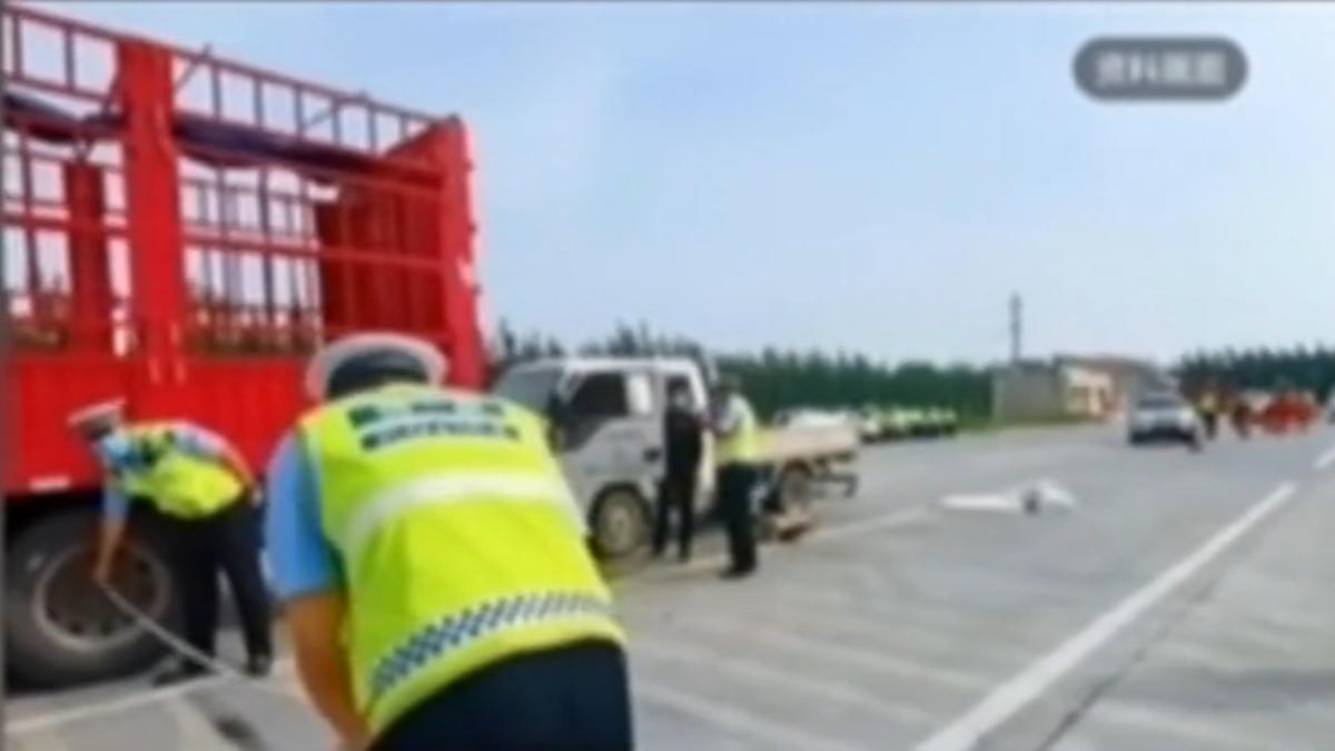 大陸一名男子利用AI技術製作上百支假車禍影片,只為了衝流量。(圖/CCTV)