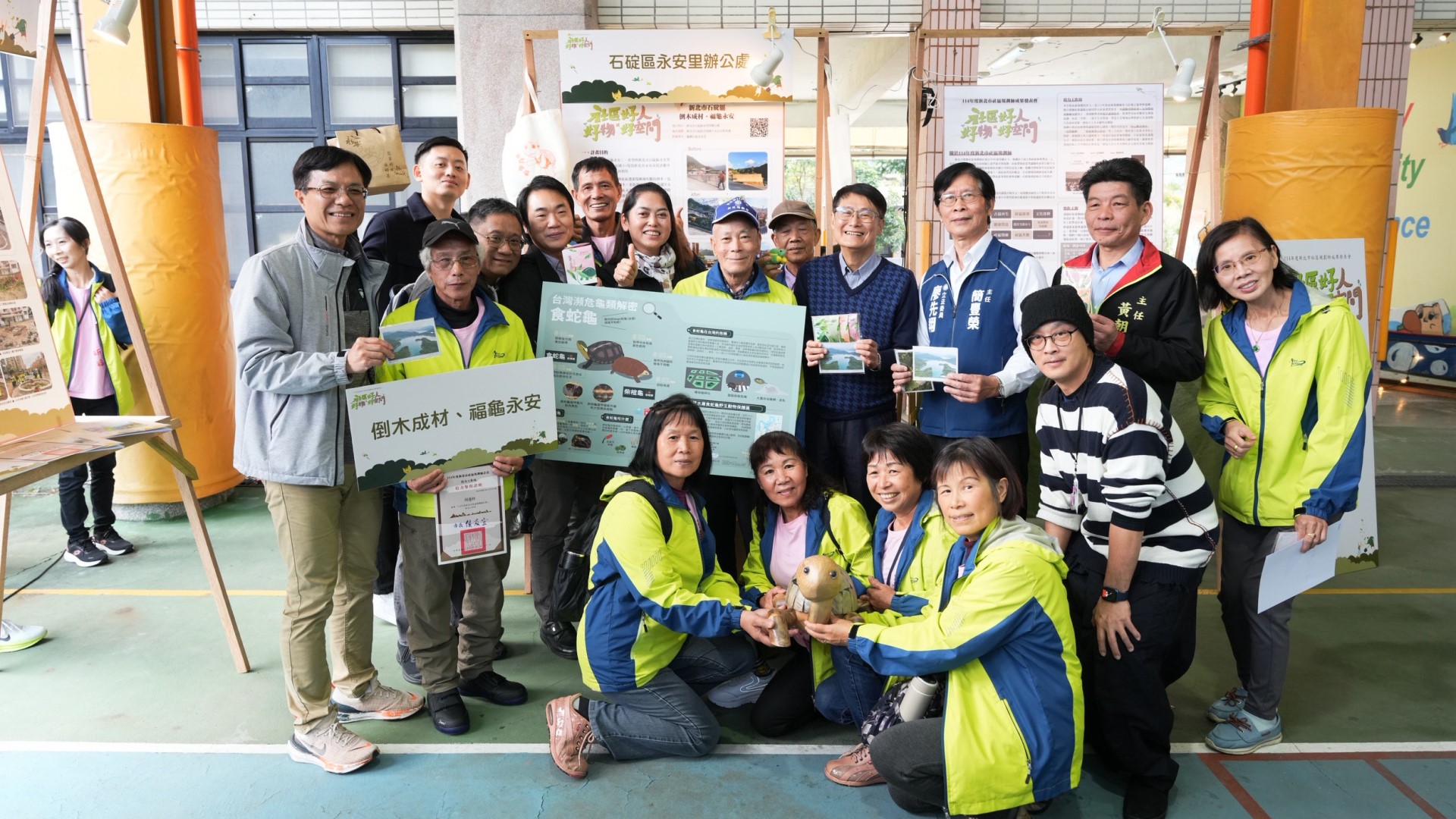 ▲陳純敬副市長及城鄉局黃國峰局長與社區團隊合影留念。(圖片來源:新北市政府城鄉發展局)