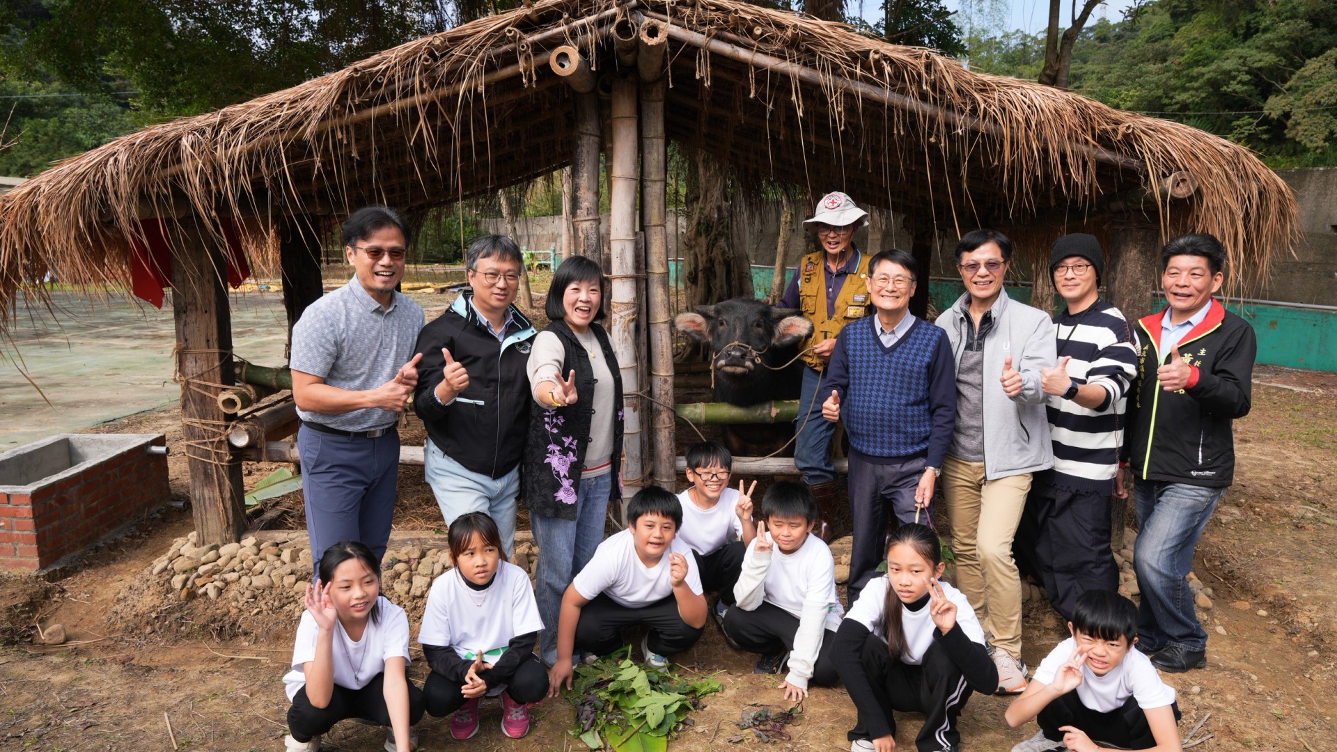 ▲陳純敬副市長、城鄉局黃國峰局長與貢寮國小師生及實作成果合影。(圖片來源:新北市政府城鄉發展局)