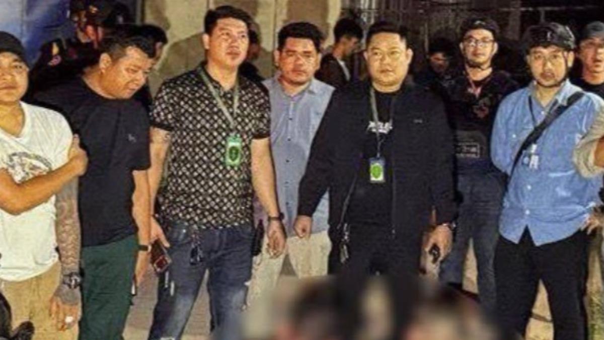 柬埔寨西哈努克省警方抓捕四名台灣籍男子,查獲一支短槍和三包毒品。(圖/翻攝 柬中時報)