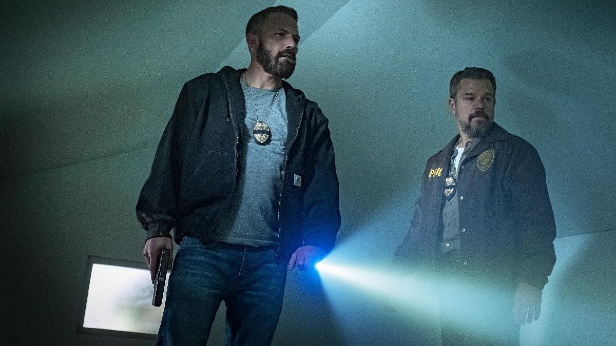 好萊塢男星班艾佛列克與麥特戴蒙新片化身警探。（圖／NETFLIX提供）