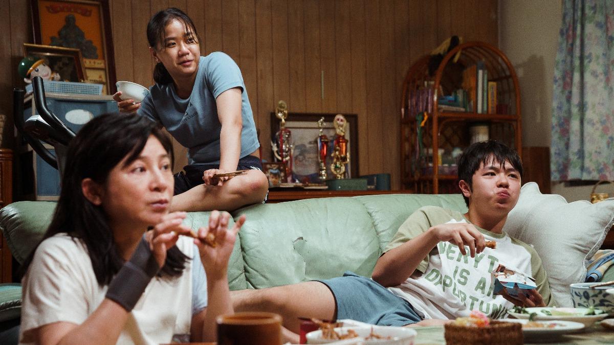 王彩樺、林怡婷、田翔元在《恨女的逆襲》中飾演感情緊密的一家人。(圖/華映娛樂提供)