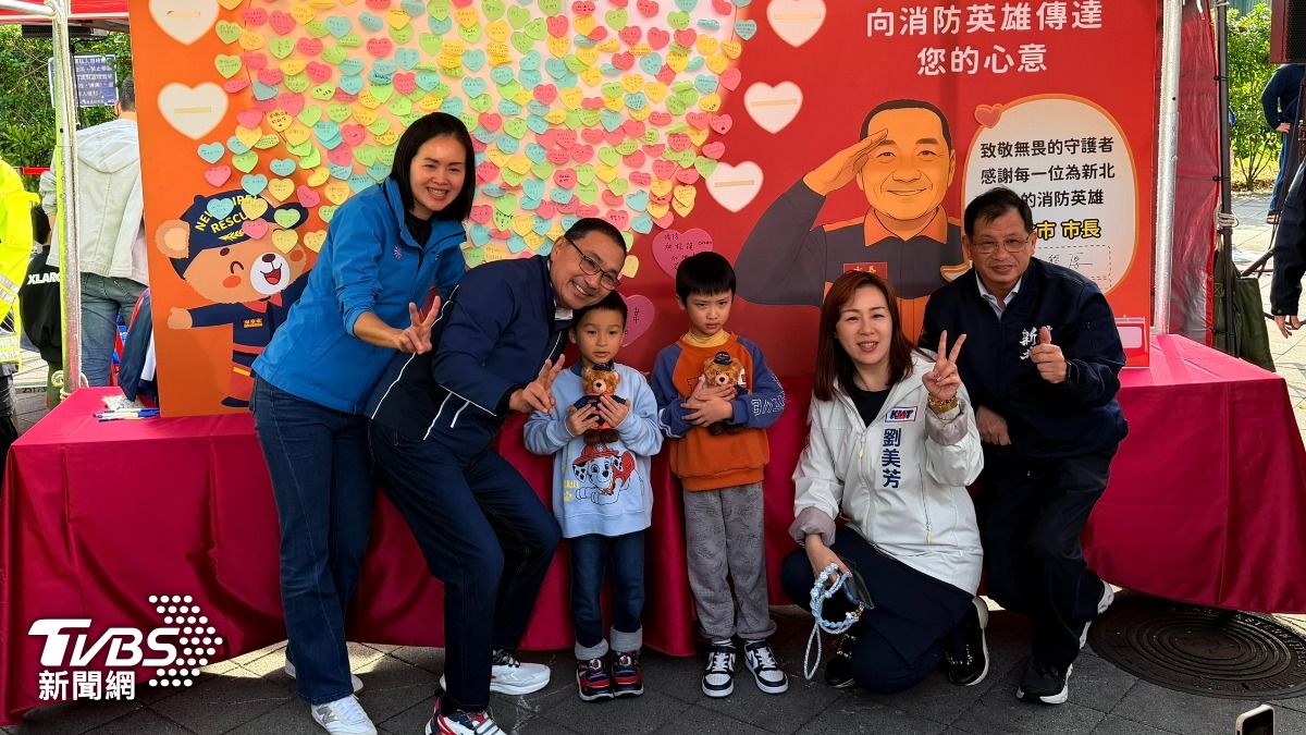 市長與2位曾經被消防人員接生的小朋友,向消防人員致敬並合影。(圖/新北市消防局提供)
