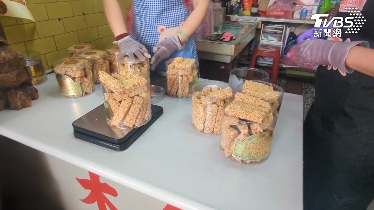 高雄知名的花生糖,為了趕工過年訂單,將停業3週,引來大批民眾前往搶購。(圖/TVBS)