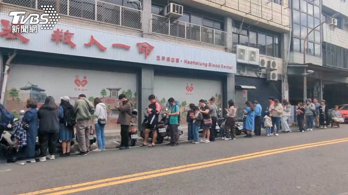 花生糖店門口,排隊人潮綿延好幾公尺,不少人自備板凳等候,其中更有許多民眾特地從外縣市南下搶購。(圖/TVBS)